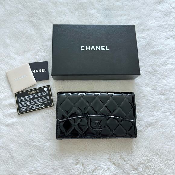 CHANEL patent leather CC logo trifold wallet Authentic Retail 1200$
